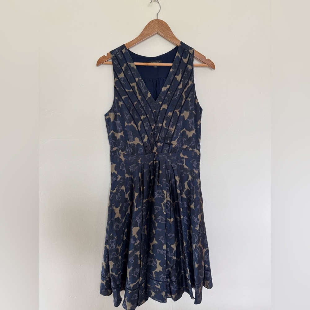 Banana Republic Blue and Cream Pleated Midi Dress